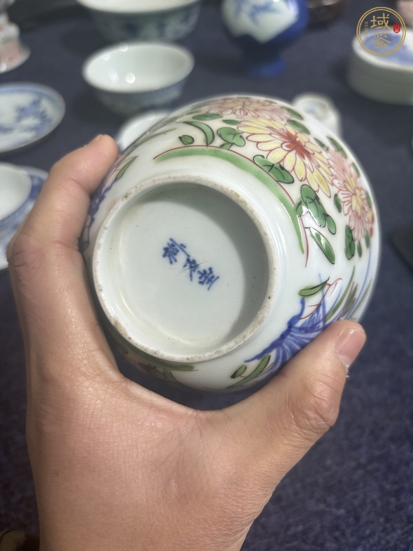 古玩陶瓷日本明治青花彩繪花卉紋茶碗真品鑒賞圖