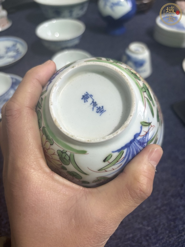 古玩陶瓷日本明治青花彩繪花卉紋茶碗真品鑒賞圖