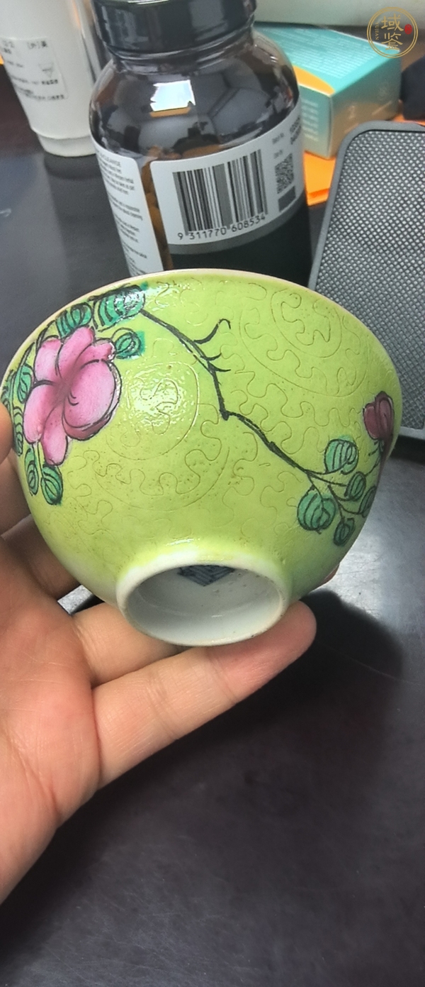 古玩瓷器軋道粉彩花卉紋碗真品鑒賞圖