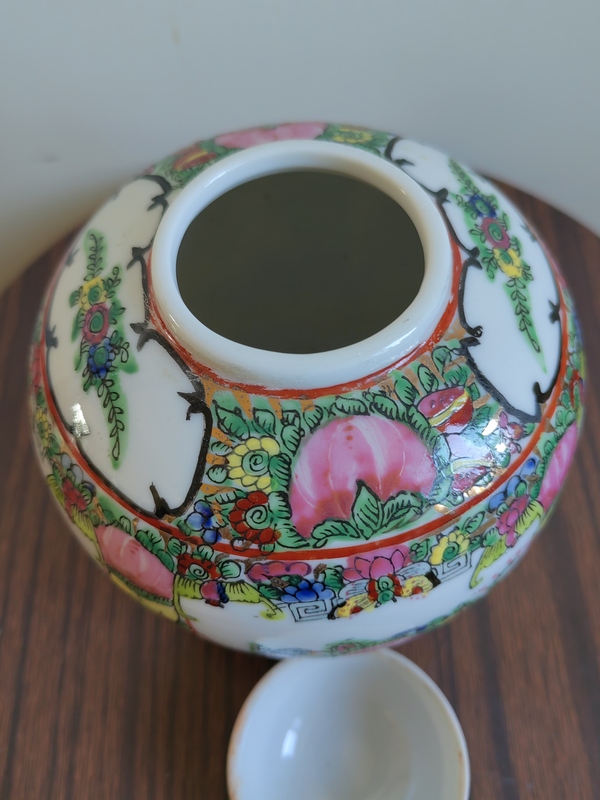 古玩陶瓷廣彩開(kāi)窗花卉紋蓋罐拍賣(mài)，當(dāng)前價(jià)格880元