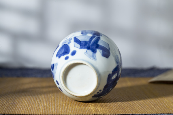 古玩陶瓷清康熙·青花庭院仕女紋圍棋罐拍賣,當前價格12888元