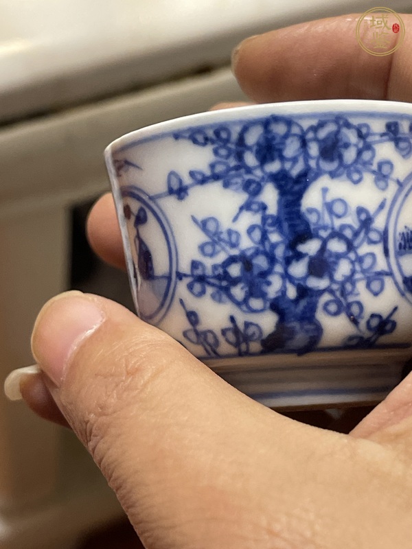 古玩陶瓷日本明治青花開光人物紋茶杯真品鑒賞圖