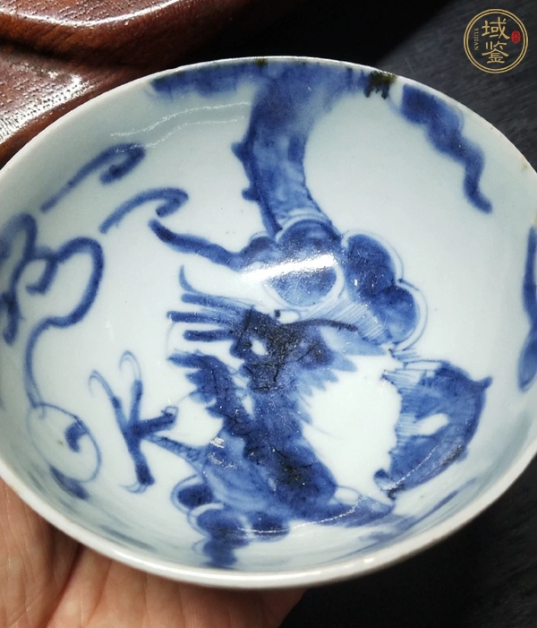 古玩陶瓷青花過墻龍紋茶碗真品鑒賞圖