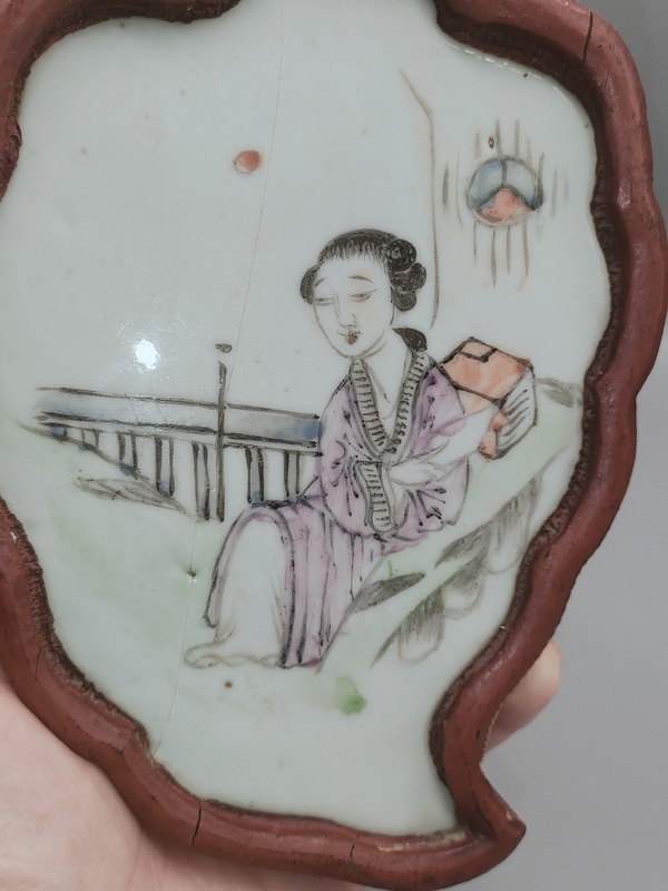 古玩陶瓷民國,粉彩仕女人物樹葉造型瓷板拍賣,當前價格990元