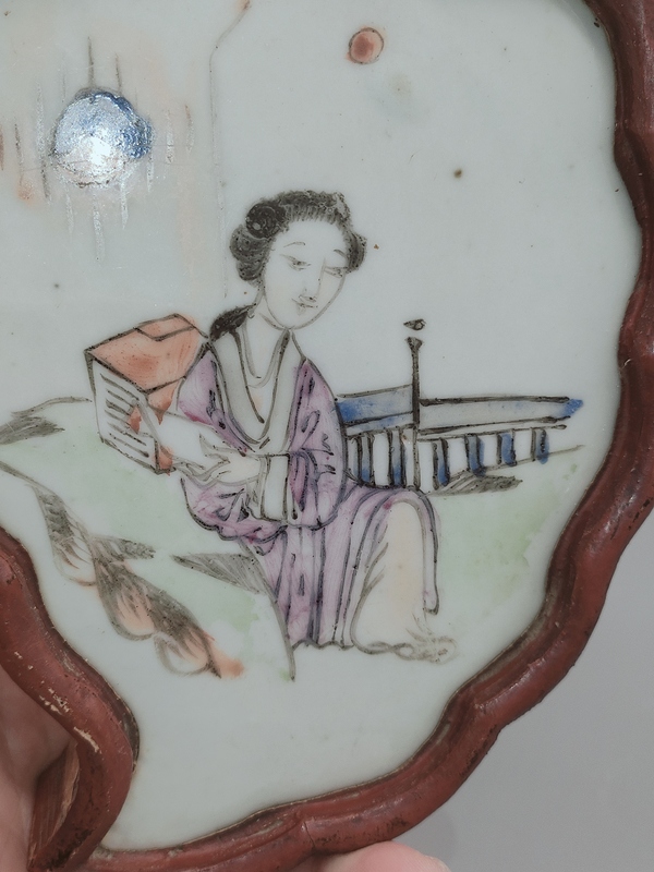 古玩陶瓷民國,粉彩仕女人物樹葉造型瓷板拍賣,當前價格990元