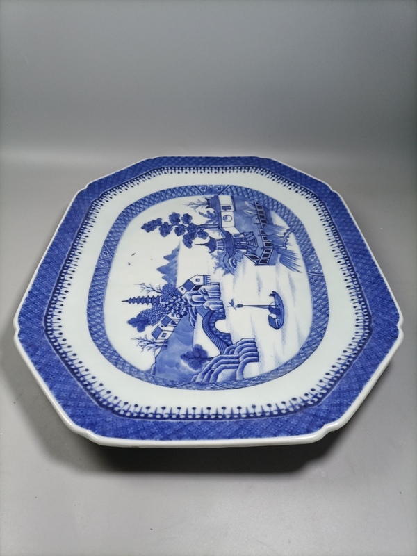 古玩陶瓷清中期青花山水人物紋八方盤拍賣,當前價格3200元