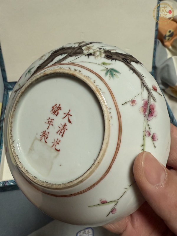 古玩陶瓷梅紋粉彩盤真品鑒賞圖