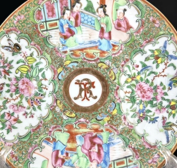 古玩陶瓷清末廣彩開窗人物花鳥族徽紋盤拍賣,當前價格1200元
