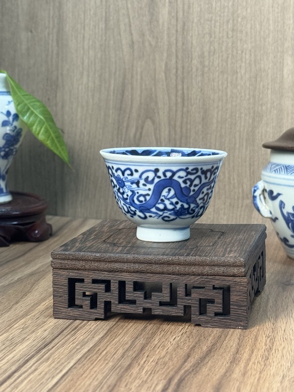 古玩轉(zhuǎn)賣清中期青花香草龍紋杯拍賣，當(dāng)前價(jià)格1198元