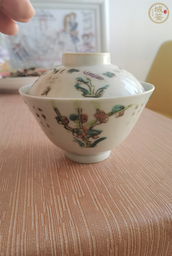 古玩陶瓷花卉紋粉彩蓋杯真品鑒賞圖