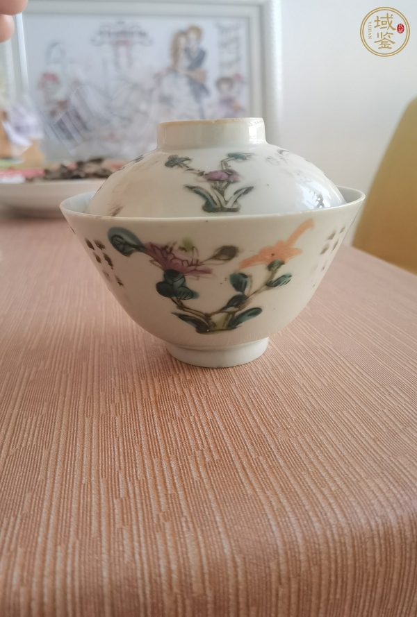 古玩陶瓷花卉紋粉彩蓋杯真品鑒賞圖