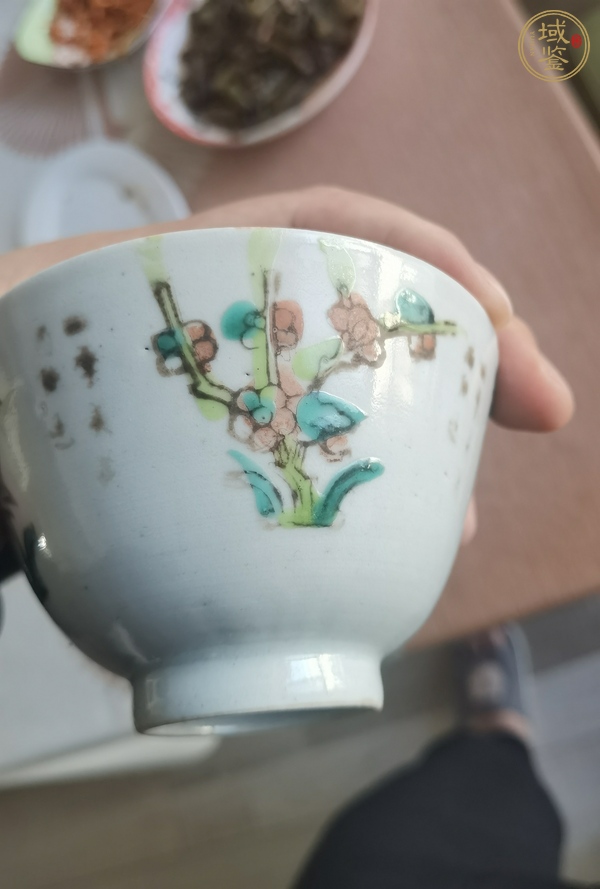 古玩陶瓷花卉紋粉彩蓋杯真品鑒賞圖