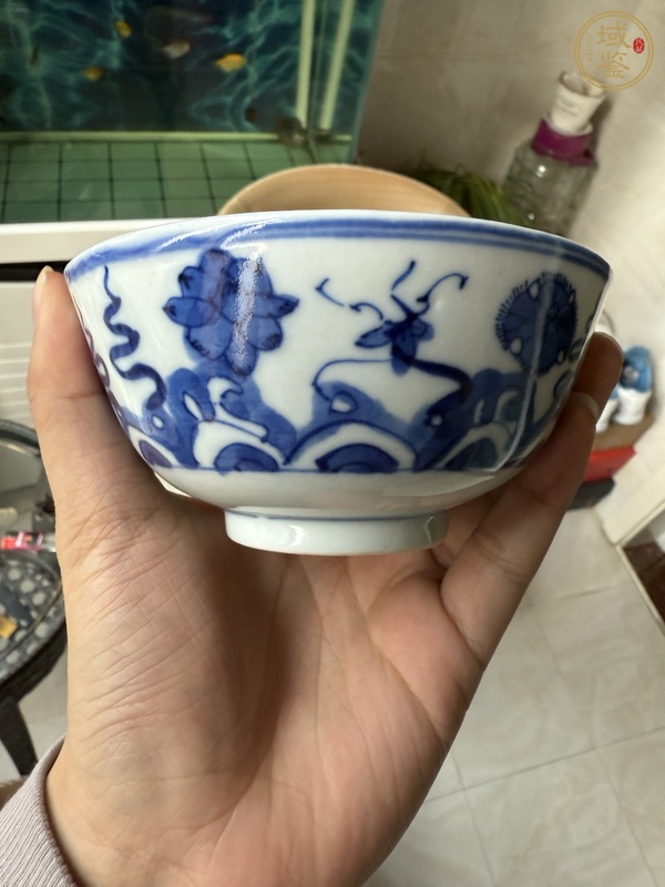 古玩陶瓷青花蓮池花卉紋茶碗真品鑒賞圖