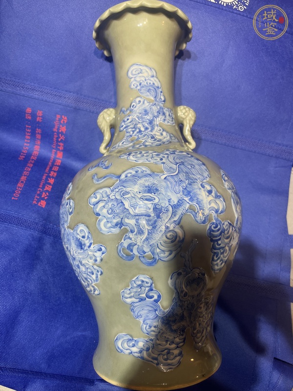 古玩陶瓷豆青釉高浮雕青花獅子紋雙耳瓶真品鑒賞圖