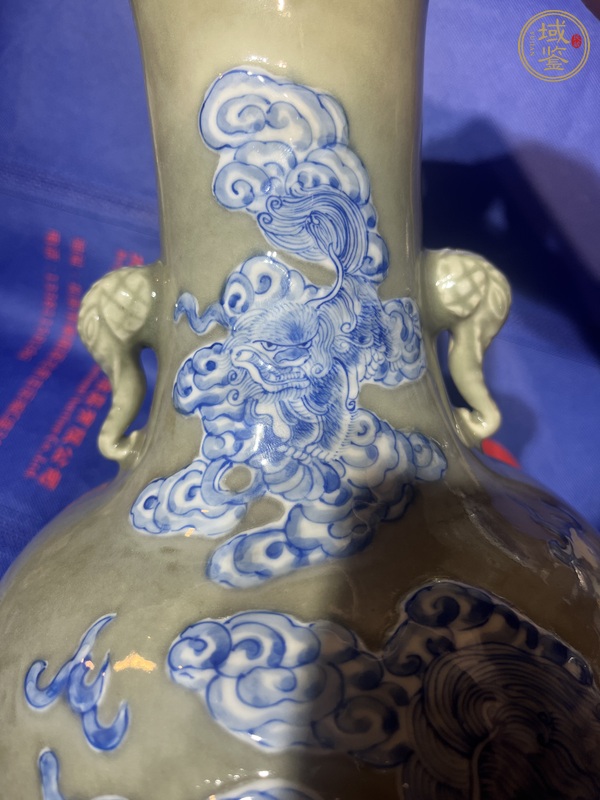 古玩陶瓷豆青釉高浮雕青花獅子紋雙耳瓶真品鑒賞圖