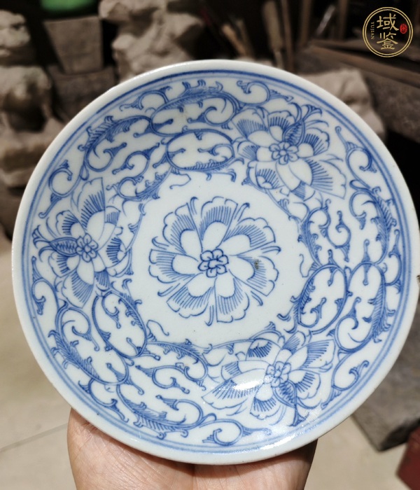 古玩陶瓷花卉紋青花盤真品鑒賞圖