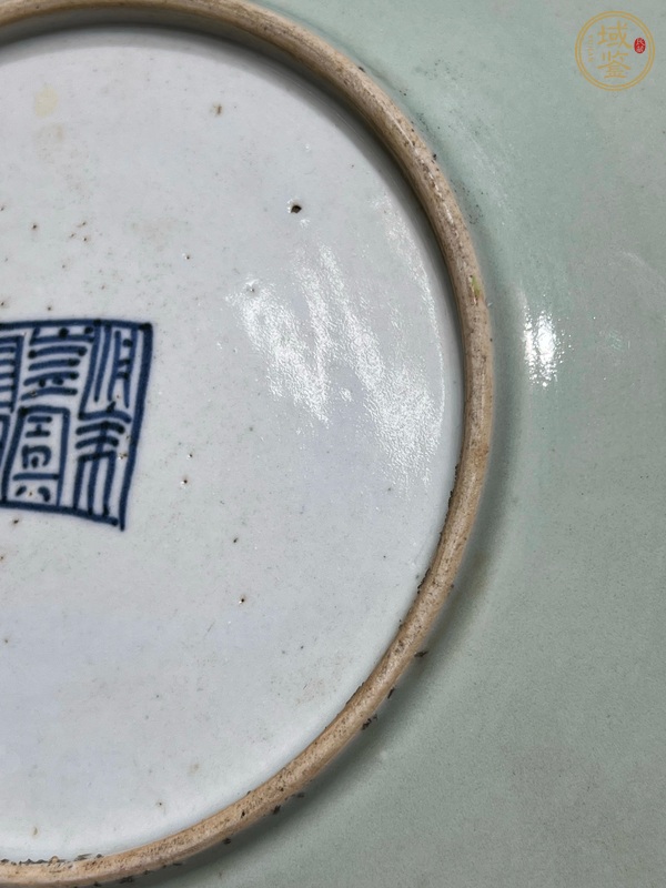 古玩陶瓷清中·豆青釉粉彩暗八仙花蝶紋盤真品鑒賞圖