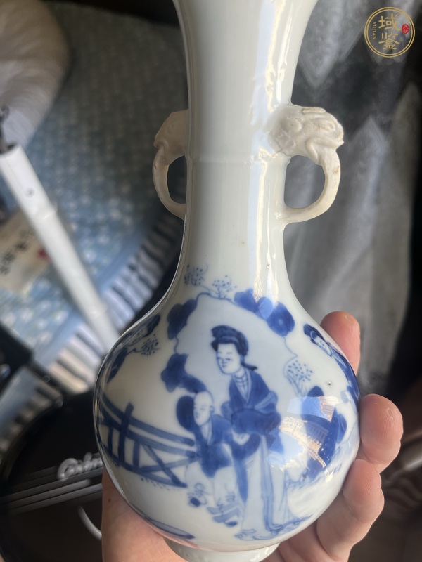 古玩陶瓷仕女嬰戲紋青花雙耳撇口瓶真品鑒賞圖