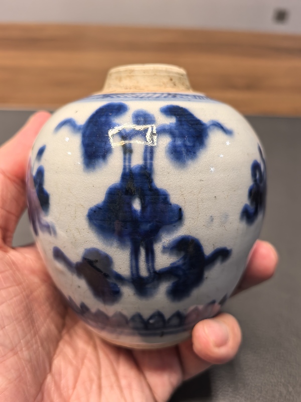古玩陶瓷康熙一把抓青花花間八寶紋罐拍賣,當前價格1980元