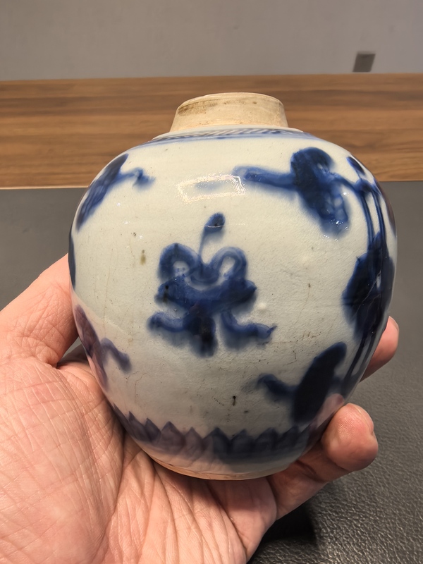 古玩陶瓷康熙一把抓青花花間八寶紋罐拍賣,當前價格1980元
