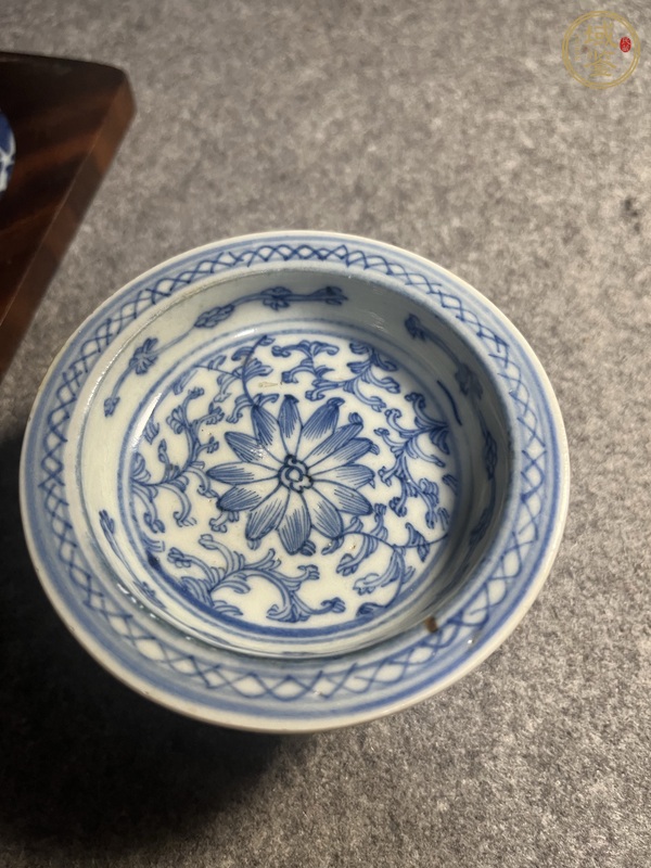 古玩陶瓷青花纏枝花卉紋高足碟真品鑒賞圖