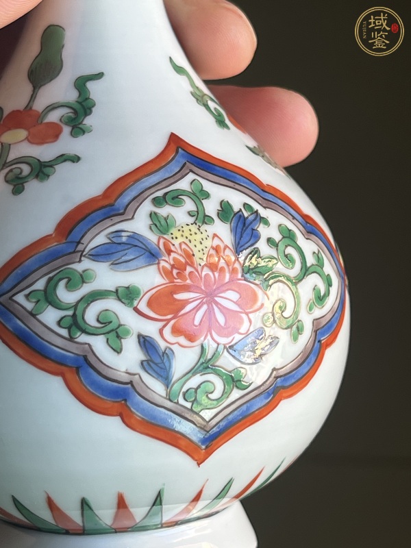 古玩陶瓷青花五彩花卉紋蒜頭瓶真品鑒賞圖