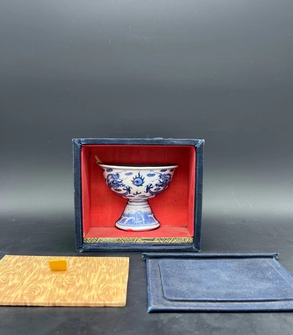 古玩陶瓷清中·青花雙龍戲珠紋高足杯(優品)拍賣,當前價格16000元