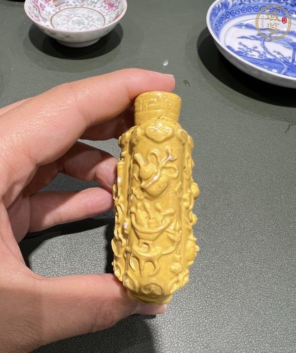 古玩陶瓷黃釉貼塑鼻煙壺真品鑒賞圖