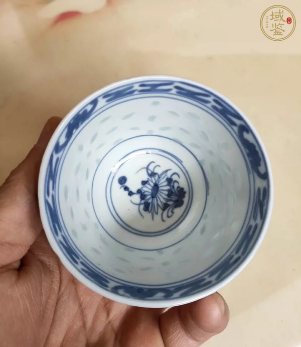 古玩陶瓷玲瓏瓷青花杯真品鑒賞圖