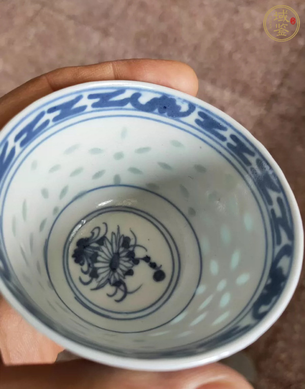 古玩陶瓷玲瓏瓷青花杯真品鑒賞圖