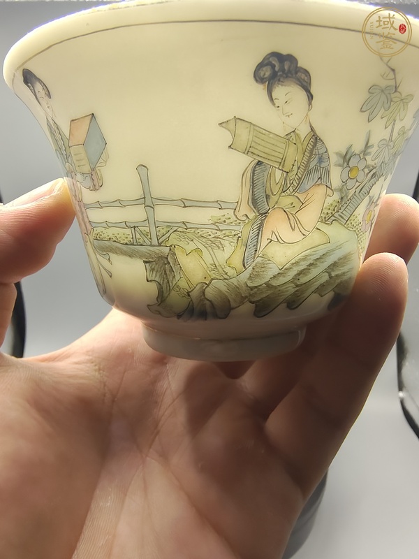 古玩陶瓷民國·淺絳彩仕女紋茶碗真品鑒賞圖