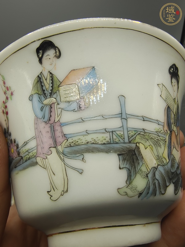 古玩陶瓷民國·淺絳彩仕女紋茶碗真品鑒賞圖