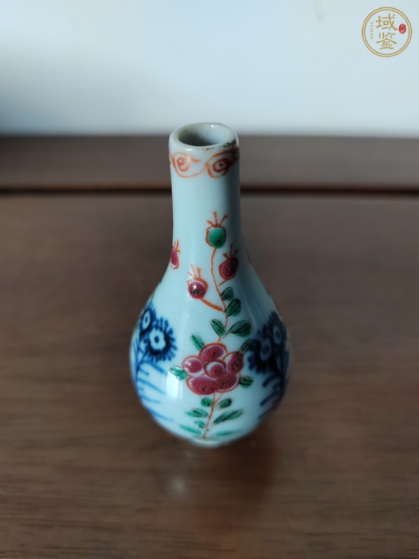 古玩陶瓷青花加彩花卉紋膽瓶真品鑒賞圖