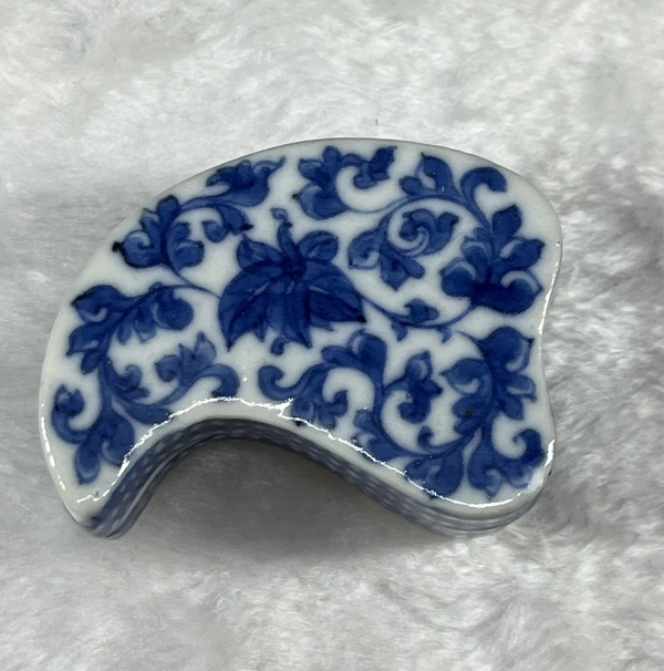 古玩陶瓷乾隆青花纏枝蓮紋葉型蓋盒拍賣,當前價格6500元