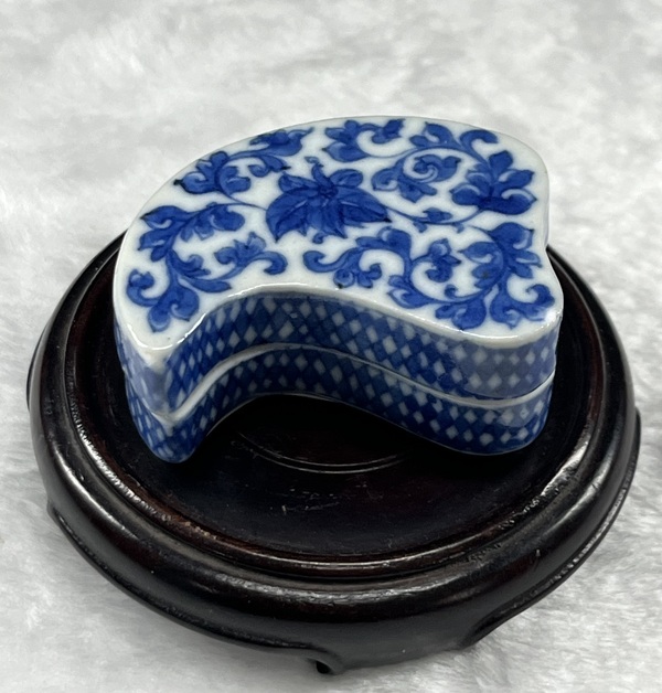 古玩陶瓷乾隆青花纏枝蓮紋葉型蓋盒拍賣,當前價格6500元