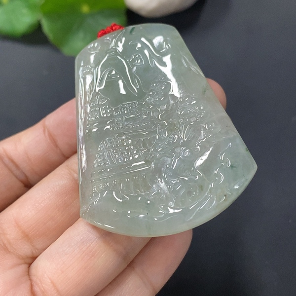 古玩玉器222天然翡翠掛件（正冰種）畫圈的地方是膠水己擦干凈拍賣，當(dāng)前價格520元