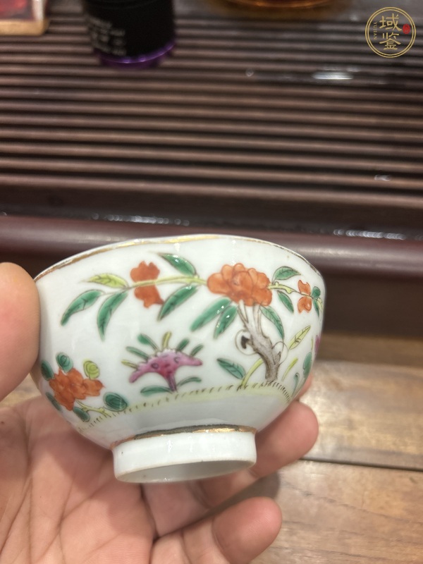 古玩陶瓷粉彩花卉紋茶碗真品鑒賞圖