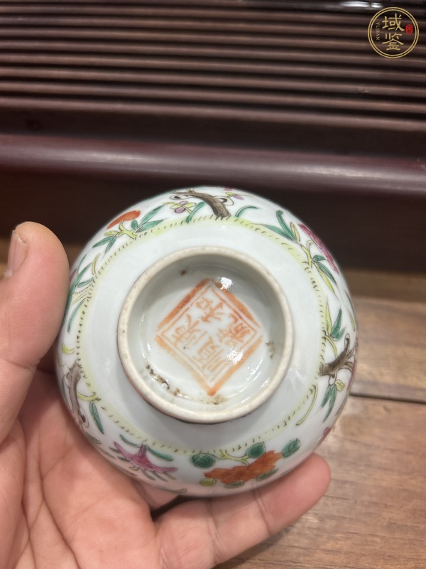 古玩陶瓷粉彩花卉紋茶碗真品鑒賞圖