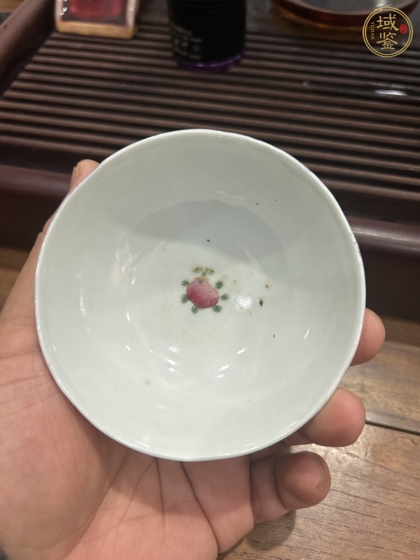 古玩陶瓷粉彩花卉紋茶碗真品鑒賞圖