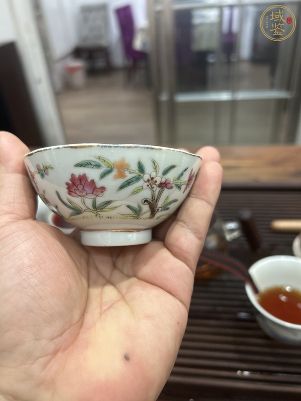 古玩陶瓷粉彩花卉紋茶碗真品鑒賞圖