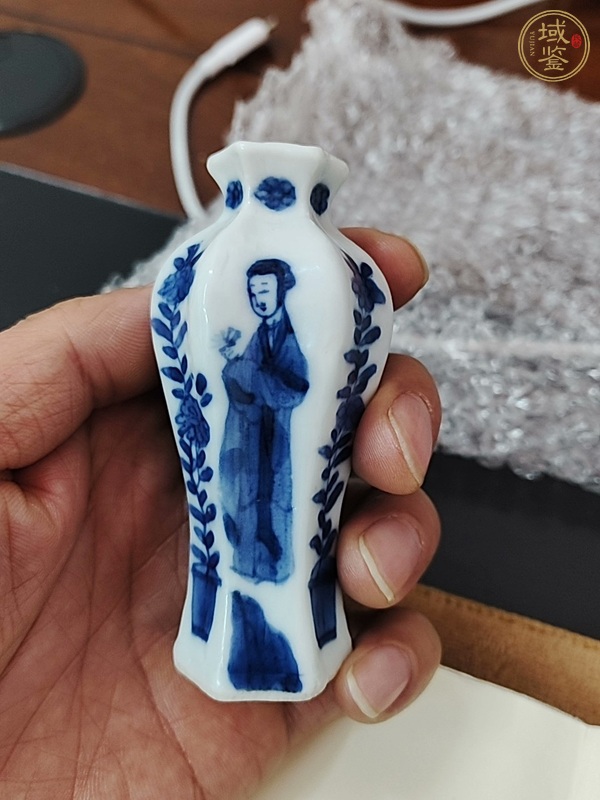 古玩陶瓷仕女花卉紋青花瓶真品鑒賞圖