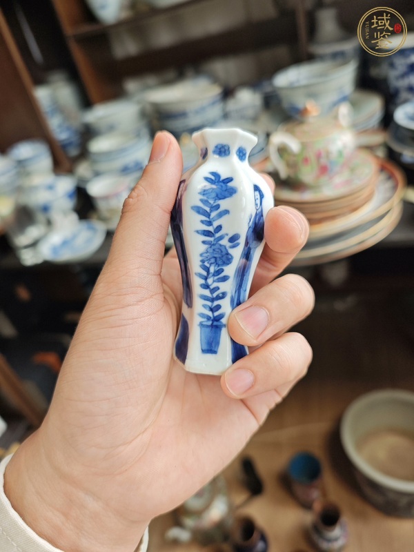 古玩陶瓷仕女花卉紋青花瓶真品鑒賞圖