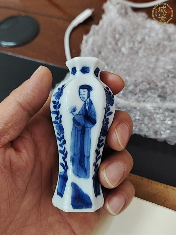 古玩陶瓷仕女花卉紋青花瓶真品鑒賞圖