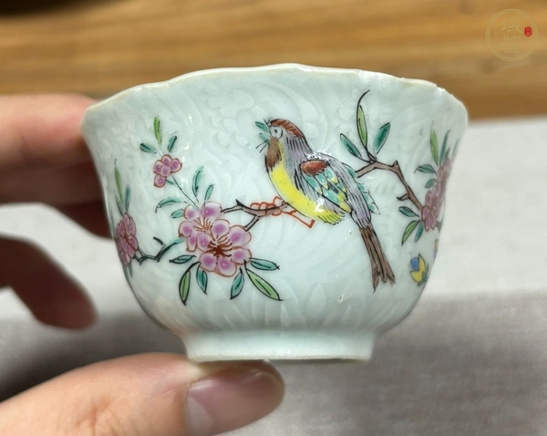 古玩陶瓷粉彩花鳥刻花工藝茶杯真品鑒賞圖