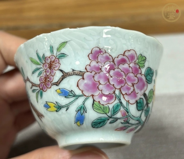 古玩陶瓷粉彩花鳥刻花工藝茶杯真品鑒賞圖