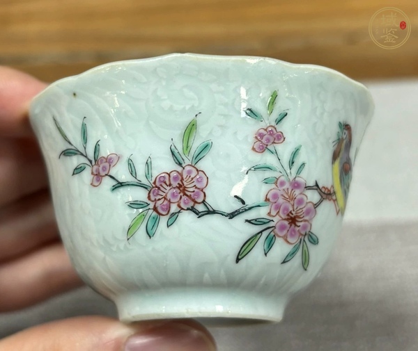 古玩陶瓷粉彩花鳥刻花工藝茶杯真品鑒賞圖