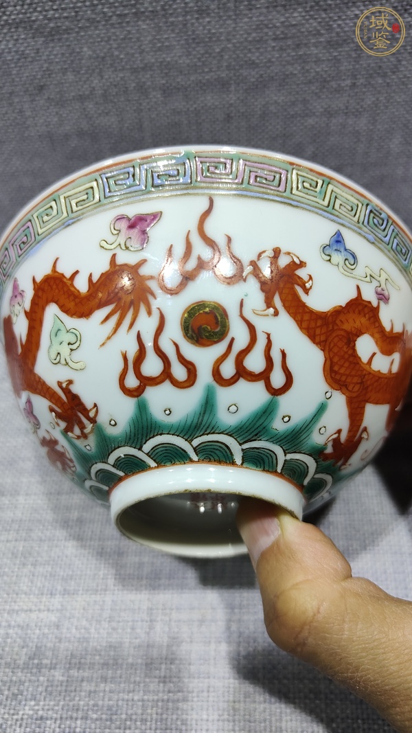 古玩陶瓷粉彩趕珠龍紋茶碗真品鑒賞圖