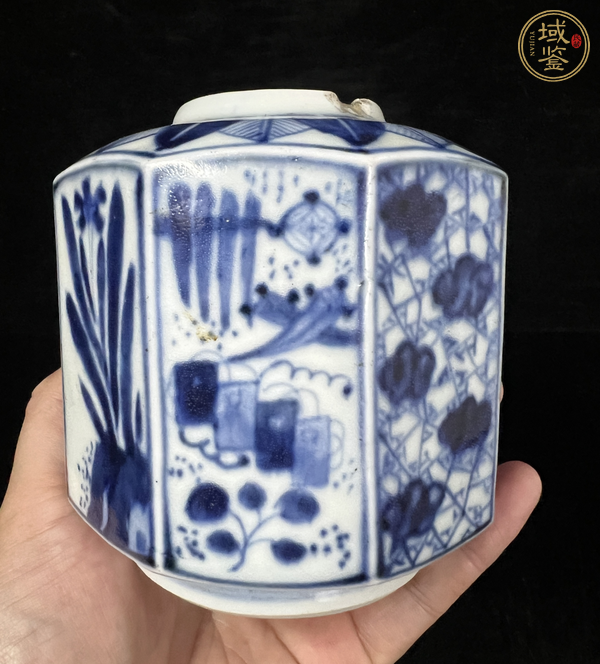 古玩陶瓷日本青花花卉紋六方瓶真品鑒賞圖