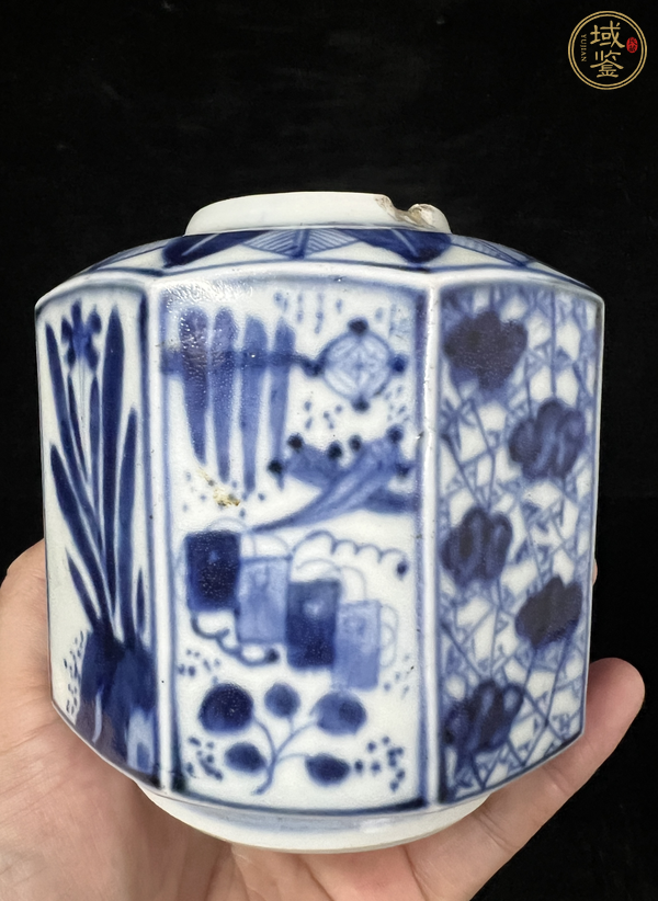 古玩陶瓷日本青花花卉紋六方瓶真品鑒賞圖