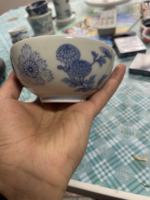 古玩陶瓷日本江戶青花花卉紋茶碗真品鑒賞圖